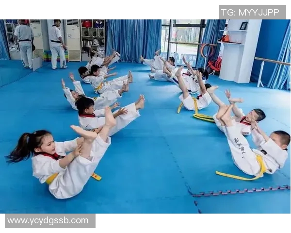 篮球明星压腿训练揭秘提升柔韧性与运动表现的秘诀分享